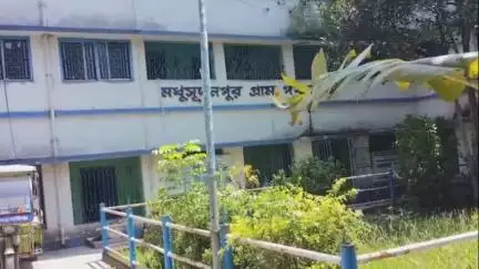 কাকদ্বীপ: মধুসূদন পুর গ্রাম পঞ্চায়েতের টেন্ডার জমা দেওয়া কেন্দ্র করে ধুম ধুমার পরিস্থিতি