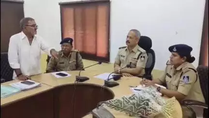 रतलाम नगर: यातायात व्यवस्था को लेकर ट्रैफिक डीएसपी ने ऑटो, मैजिक और ई-रिक्शा चालकों के साथ पुराने कंट्रोल रूम में की बैठक