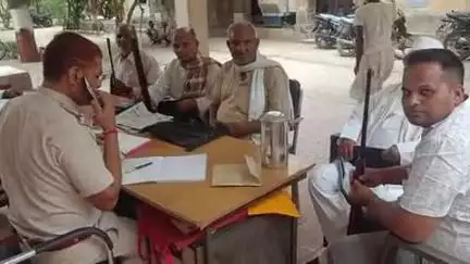 घोसी: जिला प्रशासन के निर्देशानुसार घोसी थाना परिसर में लाइसेंसी हथियारों का भौतिक सत्यापन कराया जा रहा है