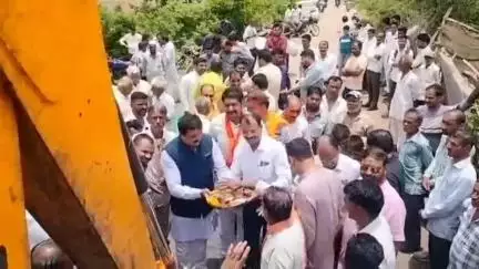 हाटपिपल्या: लिंबोदा से हाटपिपल्या तक बनने वाली सड़क का लिंबोदा में विधायक मनोज चौधरी ने किया भूमिपूजन