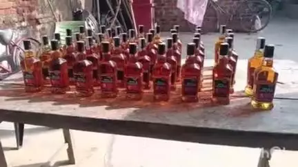 बौंसी: माराटिकट मोड़ के पास पुलिस ने दो बाइक सवार युवकों को 42 बोतल विदेशी शराब के साथ किया गिरफ्तार