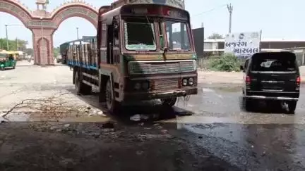 મહુવા: નેસવડ ચોકડી ફુલ નીચે મસ મોટા ખાડા પડતા લોકોને ભારે હાલકી
#janasamasya
