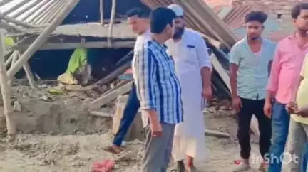 হরিশ্চন্দ্রপুর ২: হরিশ্চন্দ্রপুরে প্রবল ঝড়ে ক্ষতিগ্রস্ত পরিবারগুলোর ক্ষয়ক্ষতি খোঁজখবর নিতে পৌঁছলেন জেলা পরিষদের কৃষি কর্মাধ্যক্ষ