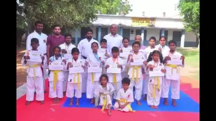 వైరా: హైదరాబాద్‌లో జరిగిన నేషనల్ ఓపెన్ కరాటే టోర్నమెంట్‌లో వైరాకి చెందిన చిన్నారులకు మొదటి బహుమతులు