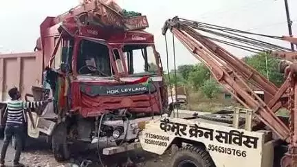 दुर्गावती: कर्णपुरा मोड़ के पास NH-19 पर ट्रक और ट्रेलर की टक्कर में ट्रेलर क्षतिग्रस्त, चालक घायल