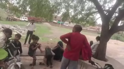 भांडेर: ग्राम सालोन ए में झगड़ा सुलझाने आई महिला से मारपीट, भांडेर पुलिस ने 2 लोगों के खिलाफ मामला दर्ज किया
