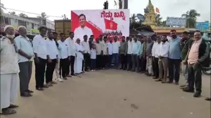 ಹಾನಗಲ್: ಪಟ್ಟಣದಲ್ಲಿ ಎಲ್ ಇ ಡಿ ಸ್ಕ್ರೀನ್ ಮೂಲಕ ಆರ್ ಸಿ ಬಿ ಮತ್ತು ಪಂಜಾಬ್ ಫೈನಲ್ ಪಂದ್ಯ ವೀಕ್ಷಣೆ