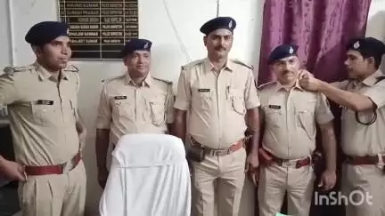 हिलसा: हिलसा थाने में थानाध्यक्ष अभिजीत कुमार ने 3 पुलिसकर्मियों को स्टार लगाकर प्रमोशन की बधाई दी
