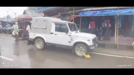 গণ্ডাছড়া: গন্ডাছড়া বাজারে বেআইনি পার্কিং সরকারি আধিকারিকের গাড়িতে পুলিশের তালা, ছবি ভাইরাল!