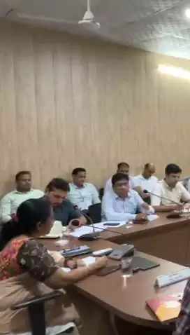 कोटपूतली के कलेक्ट्रेट सभागार में जल संरक्षण जन अभियान को लेकर जिला स्तरीय अधिकारियों की बैठक आयोजित