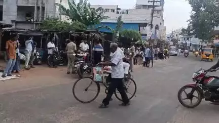 సామర్లకోట పట్నం బాల మార్కెట్ సెంటర్ వద్ద వాహనాల సరికి నిర్వహించిన ఎస్సై రమేష్.