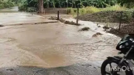 खकनार: डालमहू हैदरपुर मार्ग पर मौत का सफर! बाढ़ में रपटा पार कर रहे लोग, PWD की नहीं टूटी नींद