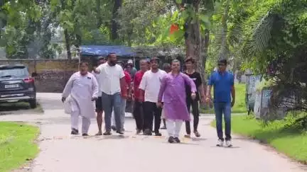 कटिहार: लंगड़ा बागान के पास रेल क्षेत्र का रास्ता डीआरएम ने किया बंद, राजद नेता ने किया प्रदर्शन