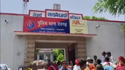 देेवगढ़: मण्डावर में महिला की हत्या के मामले में ग्रामीणों ने देवगढ़ थाने पर किया धरना