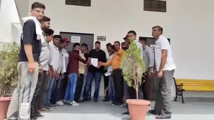 केकड़ी: केकड़ी में सहकारी समितियों के व्यवस्थापकों व सहायक व्यवस्थापकों का धरना-प्रदर्शन जारी, CM के नाम ADM को सौंपा पत्र