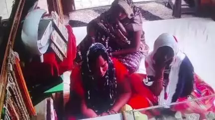 जखनिया: जखनिया बाजार में सर्राफा व्यापारी से लाखों की ठगी, CCTV में कैद वारदात, फिर भी FIR दर्ज नहीं