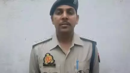 सोरांव: नवाबगंज क्षेत्र में पोस्ट ऑफिस से घर लौटते समय बाइक सवार युवक ने युवती को मारी गोली, घायल युवती को भेजा गया अस्पताल