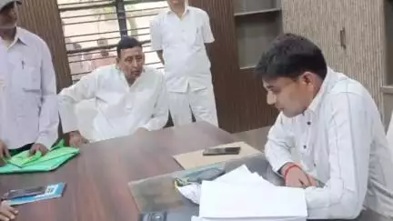 नौतनवा: पूर्व विधायक मुन्ना सिंह ने नौतनवा एसडीएम को सौंपा ज्ञापन, धरना प्रदर्शन की चेतावनी दी