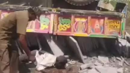నందివర్గం సమీపంలో నాపరాలలోడుతో వెళ్తున్న ట్రాక్టర్ బోల్తా ,ఇద్దరు అక్కడికక్కడే మృతి
