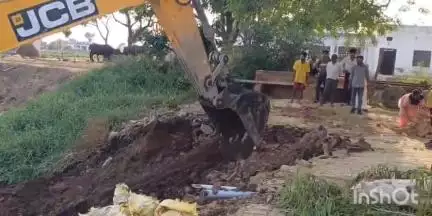 बागपत: गौरीपुर-मीतली गांव में बुलडोजर चलाकर तालाब की भूमि से हटाया गया अवैध कब्जा
