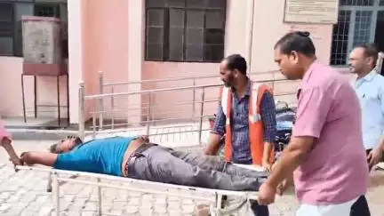 मोठ: मौठ थाना क्षेत्र में नेशनल हाईवे पर दो ट्रकों की भिड़ंत, चालक गंभीर रूप से घायल, झांसी किया गया रेफर