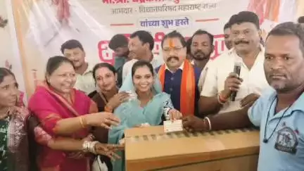 अक्कलकुवा: अक्कलकुवा येथील कालिका माता मंदिर प्रांगणात आमदार आमश्या पाडवी यांच्या हस्ते लाभार्थ्यांना भांडे वाटप