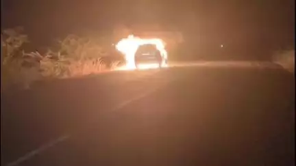 नैनवां: नैनवां के करीबी समरावता नेशनल हाईवे 148 डी पर ब्रेजा कार में लगी भीषण आग, चालक सुरक्षित