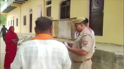 औराई: लालानगर में कई आपराधिक मामलों के आरोपी धनंजय यादव को जिला बदर किया गया, पुलिस ने चस्पा की नोटिस
