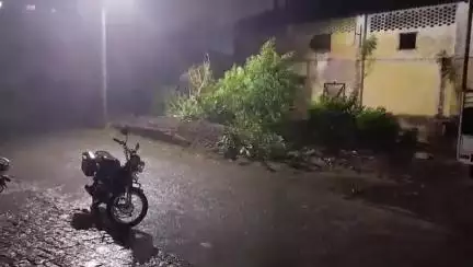 राजातालाब: वाराणसी में मंगलवार को अचानक मौसम का मिज़ाज बदला, तेज हवा के साथ हुई झमाझम बारिश