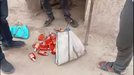 पटेरा: हिंडोरिया थाना क्षेत्र के पिपरिया गांव में पुलिस ने 40 पाव अवैध शराब पकड़ी, मामला दर्ज