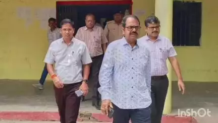 भभुआ: डीएम ने अपने योगदान के दूसरे दिन चैनपुर प्रखंड एवं अंचल कार्यालय का किया औचक निरीक्षण, 23 कर्मी रहे अनुपस्थित