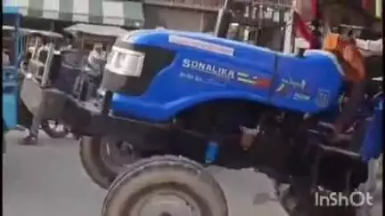 डबरा में रेत माफियाओं का अनोखा खेल, ओवरलोड ट्रैक्टर से मुख्य चौराहों पर स्टंट करते वीडियो वायरल