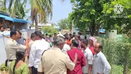సత్తుపల్లి: మల్సూర్ తండా  గ్రామంలో యువతితో సహజీవనం చేస్తున్న భర్తను రెడ్ హ్యాండెడ్ గా పట్టుకున్న భార్య