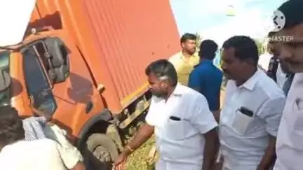 கிருஷ்ணராயபுரம்: மகாதானபுரம் அருகே கார் மற்றும் வேன் நேருக்கு நேர் மோதல் விபத்தில் சிக்கிய நபர்களை முன்னாள் அமைச்சர் சிகிச்சைக்காக அனுப்பி வைத்தார்