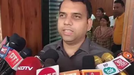 मंडला: कलेक्टर सोमेश मिश्रा विश्व साइकिल दिवस पर साइकिल से जिला योजना भवन पहुंचे, उद्देश्य बताया