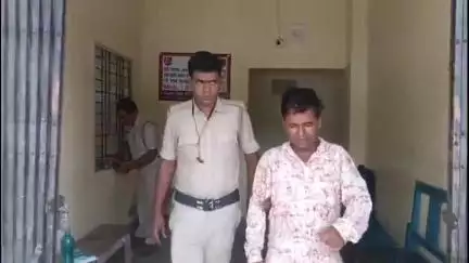 আউশগ্রাম ২: ২২ লিটার চোলাই মদ সহ একজনকে গ্রেপ্তার করে বর্ধমান আদালতে পাঠালো ছোড়া ফাঁড়ির পুলিশ, শোরগোল এলাকায়