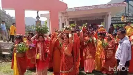 सोमेश्वर: धौलरा टोटाशिलिंग में श्रीराम कथा एवं पाटोत्सव शुरू, महिलाओं ने पारंपरिक परिधानों में सज-धज कर निकाली कलश यात्रा