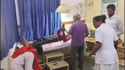 बड़वाह: सनावद के खरगोन रोड पर दो बाइकों के बीच हुई टक्कर, 3 लोग हुए घायल