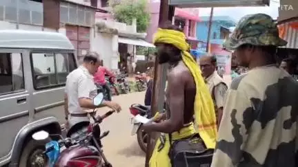 କୋଟପାଡ: ବୈପାରୀଗୁଡା ସ୍ଥିତ ନବ ନିର୍ମିତ ଜର୍ଜ କୋର୍ଟ ହଲରୁ ବିଭିନ୍ନ ସାମଗ୍ରୀ ଚୋରି ମାମଲାରେ ଜଣେ ବାବାକୁ ଉଠାଇ ନେଲା ପୋଲିସ