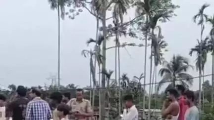দ্ৰুতবেগত দুচকীয়া বাহন চলোৱাৰ বাবেই ডবকাৰ ৰাষ্ট্রীয় ঘাইপথত অটোক খুন্দিয়াই চিটিকি পৰাত আহত দুচকীয়া বাহনৰ চালক আৰু আৰোহী