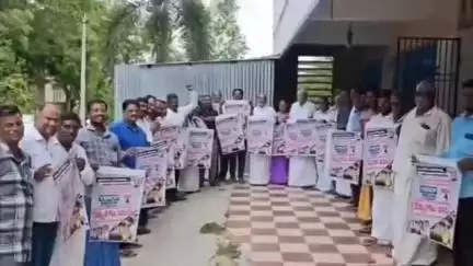 నగరి: విజయపురంలో వెన్నుపోటు దినం పోస్టర్లను ఆవిష్కరణ చేసిన వైసీపీ నాయకులు