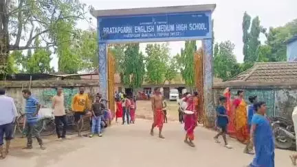 মোহনপুর: জল নিষ্কাশনের জন্য সরকার কাজ করছে, প্রতাপগড় ইংলিশ মিডিয়াম স্কুলের ত্রাণ শিবির পরিদর্শনে গিয়ে বললেন সাংসদ