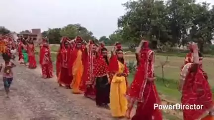 सारवां: पीछी डहुवा गांव में देवी कालिका मंदिर की प्राण प्रतिष्ठा को लेकर निकाली गई कलश शोभा यात्रा