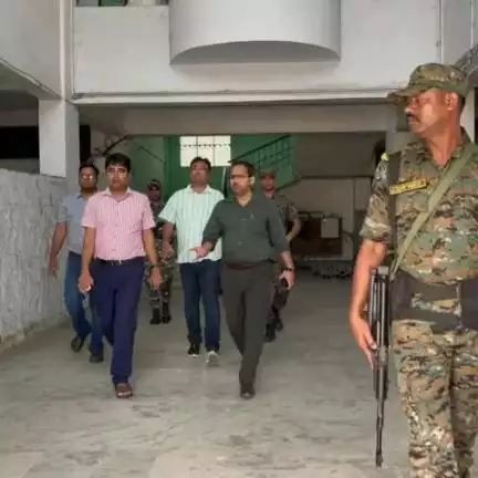 चांडिल: उपायुक्त ने चांडिल अनुमंडल कार्यालय का किया औचक निरीक्षण, दिए दिशा-निर्देश