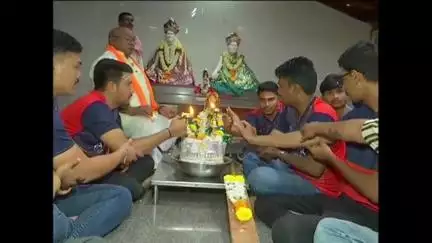 ಹುಬ್ಬಳ್ಳಿ ನಗರ: ಆರ್‌ಸಿಬಿ ಗೆಲುವಿಗೆ ನಗರದ ಸಿದ್ಧಾರೂಢ ಮಠದಲ್ಲಿ ವಿಶೇಷ ಪೂಜೆ