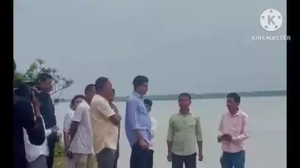 ডুমডুমা: কৰ্দৈগুৰিত বানাক্ৰান্ত অঞ্চলত উপস্থিত হৈ বান পৰিস্থিতিৰ বুজ লয় শ্ৰম মন্ত্ৰী তথা ডুমডুমা সমষ্টিৰ বিধায়ক ৰূপেশ গোৱালাই