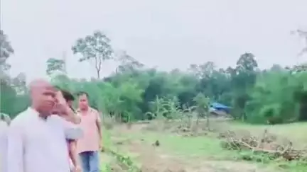 মৰাণ: কোটোহা ভগামূৰ ব্লক গাঁৱত বুঢ়ীদিহিং নৈয়ে ভঙা ৰিংবান্ধ পৰিদৰ্শন কৰে বিধায়ক চক্ৰধৰ গগৈয়ে