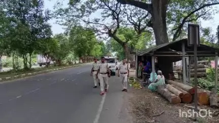 পোলবা-দাদপুর: পোলবা থানার রাজহাটের দিল্লি রোড পরিদর্শন করলেন জেলা পুলিশ গ্রামীনে ডিএসপি ডিএনটি