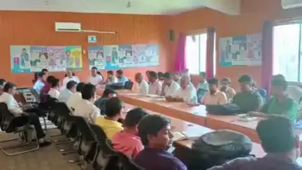 मरकच्चो: मरकच्चो प्रखंड सभागार में साप्ताहिक समीक्षा बैठक, प्रगति लाने का दिया निर्देश