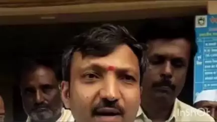 बार्शी: पांगरी, घारी, जामगाव या गावांतील शेतकऱ्यांच्या शेतावर जाऊन नुकसानीची खा.ओमप्रकाश राजेनिंबाळकर यांनी केली पाहणी